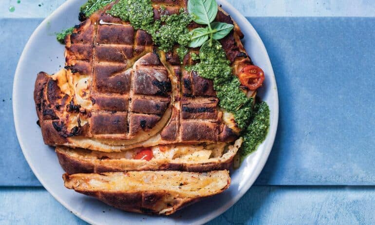 Nesaldus pyragas su pesto padažu