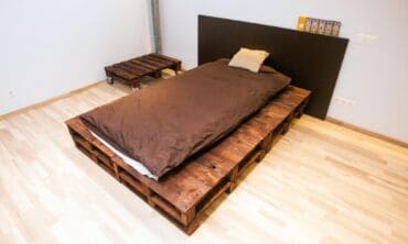 Pasidaryk pats: lova iš palečių