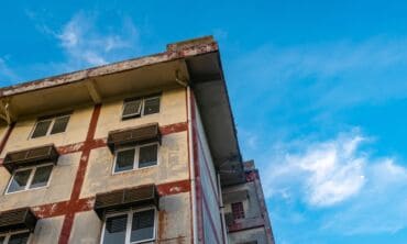 Perkate senos statybos būstą? Kaip neįsigyti katės maiše?