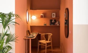 Po gaisro atgaivinto 75 m². buto interjeras: išsaugotos autentiškos architektūrinės detalės