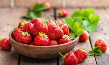 Prasidėjo lietuviškų braškių sezonas: kaip jas laikyti namuose ir 2 vaikystės įkvėpti receptai