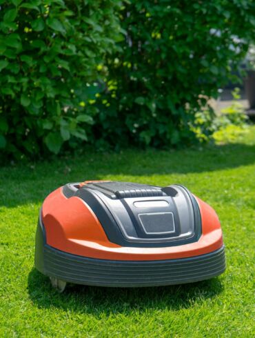 Robotui vejapjovei veją prižiūrėti patikėjęs kaunietis: „Tai yra komfortas“