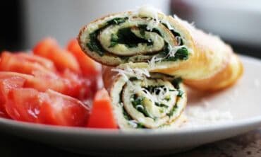 Savaitgalio pusryčiams: omletas su sūriu ir špinatais