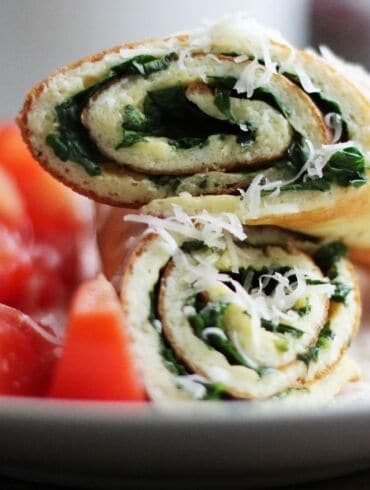 Savaitgalio pusryčiams: omletas su sūriu ir špinatais