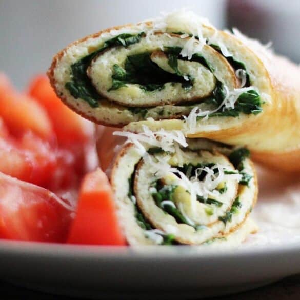 Savaitgalio pusryčiams: omletas su sūriu ir špinatais