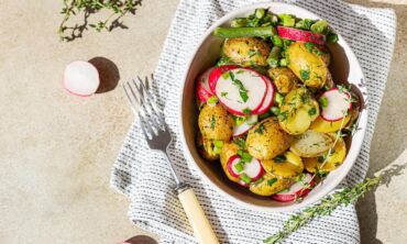 Šiukštu nelaikykite šviežių bulvių taip – pakenksite (+ šviežių bulvių receptas su netikėtu ingredientu)
