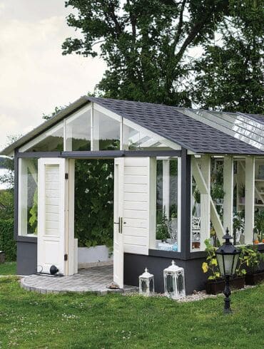 Sodyboje pastatytas 24 m² šiltnamis primena oranžeriją