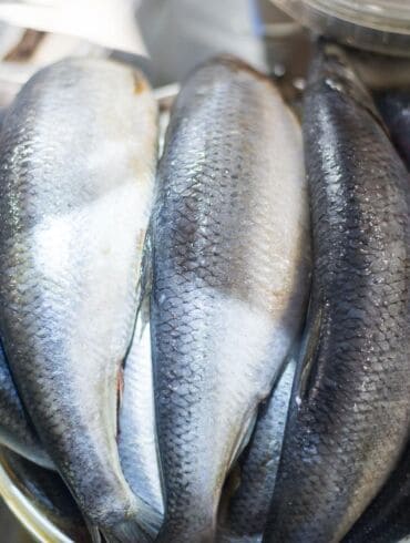 Turgaus prekeiviai pataria: kaip išsirinkti skaniausią silkę Kūčioms?