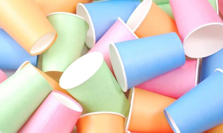 VIDEO: elegantiškos sodo girliandos gamyba iš popierinių stiklinaičių