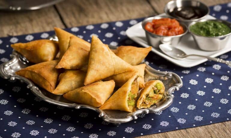 Vis labiau vertinami samosa - indiški pyragėliai: pasigaminkite juos namuose
