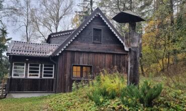 Vytautas Rumšas jaunesnysis pats ėmėsi sodybos atnaujinimo darbų: keitė langus ir meistravo terasą
