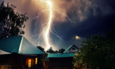Žaibai trankysis dar du mėnesius: nukenčia nuosavi namai