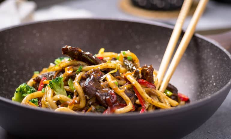 Japoniški wok makaronai