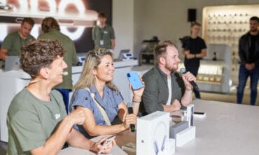 Apple naujų įrenginių prekybos atidarymas