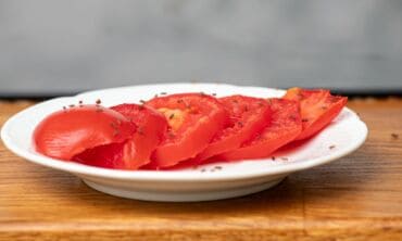 Vaisinės muselės ant pomidorų
