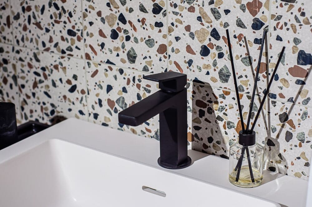 Terrazzo plytelės vonioje / Shutterstock