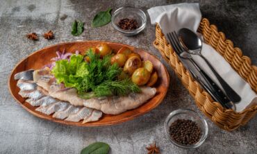 3 patiekalai su silkėmis