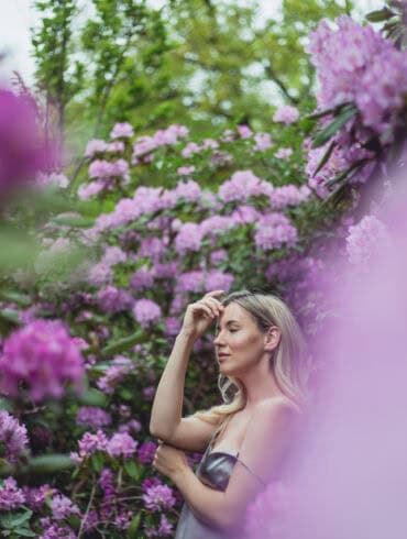 Evelina tarp gėlių