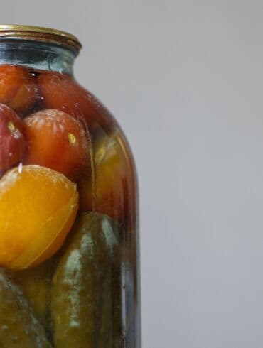 Prarūgę konservuoti agurkai ir pomidorai