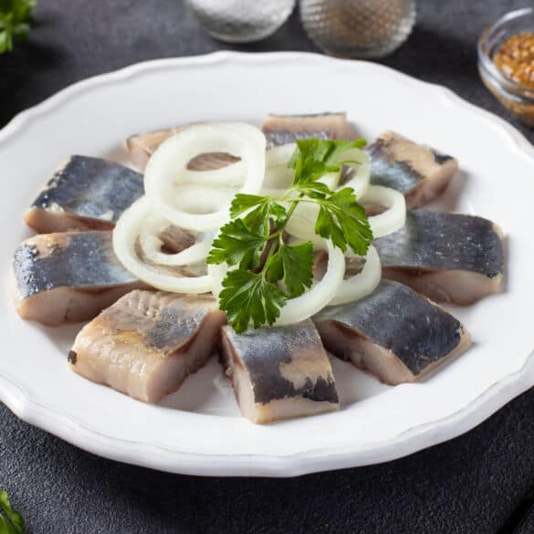 Silkė su svogūnais / Shutterstock