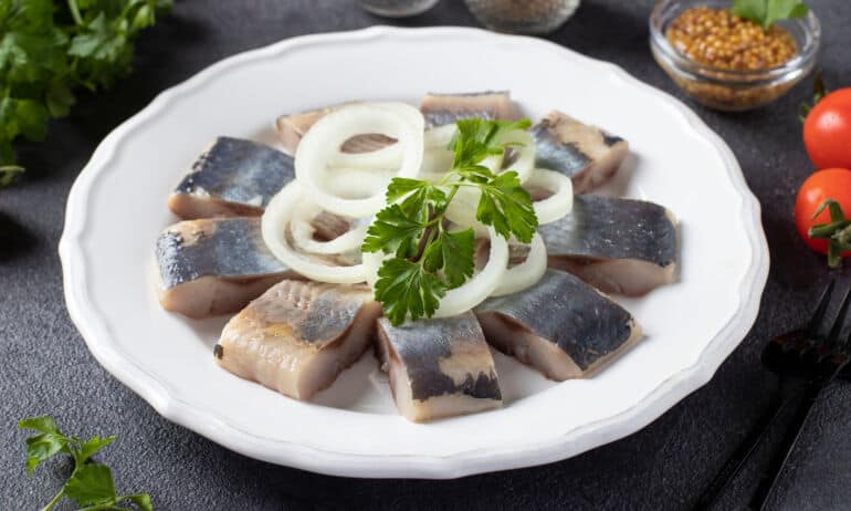 Silkė su svogūnais / Shutterstock