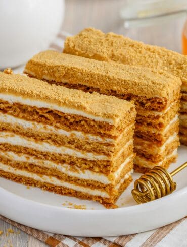 Biskvitinis medaus tortas / Shutterstock