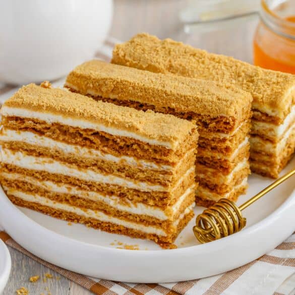 Biskvitinis medaus tortas / Shutterstock