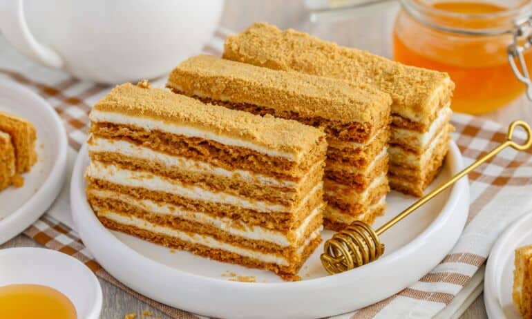 Biskvitinis medaus tortas / Shutterstock