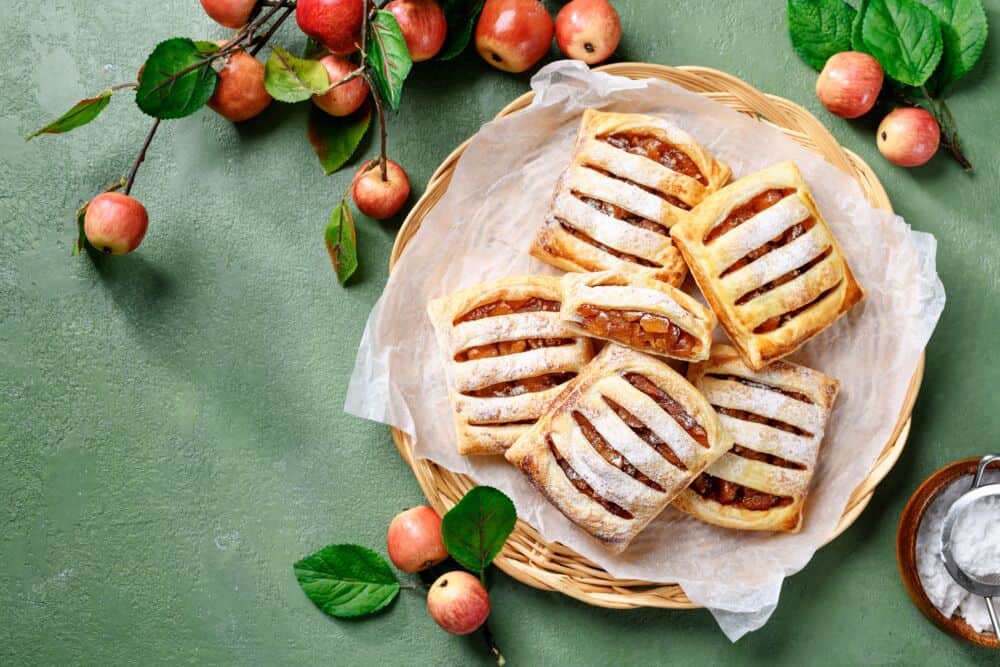 Sluoksniuotos tešlos pyragėliai su obuoliais / Shutterstock