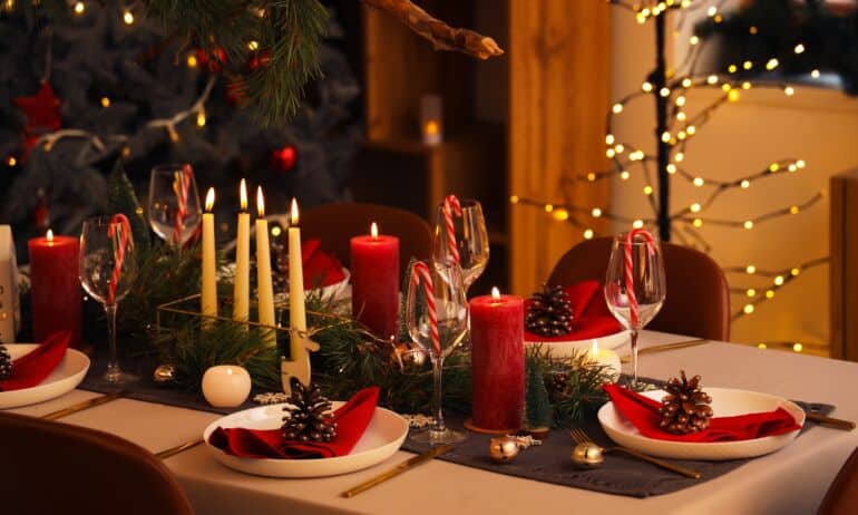 Naujametinis stalas / Shutterstock