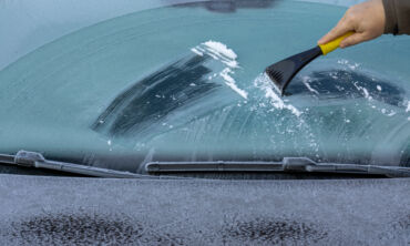 Automobilio ledas ant stiklo / Shutterstock
