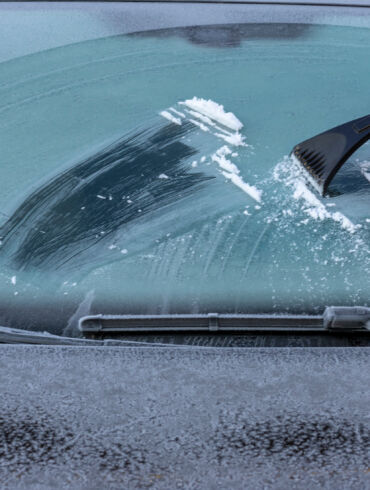 Automobilio ledas ant stiklo / Shutterstock