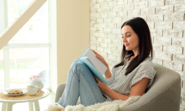 Moteris skaito/ Shutterstock