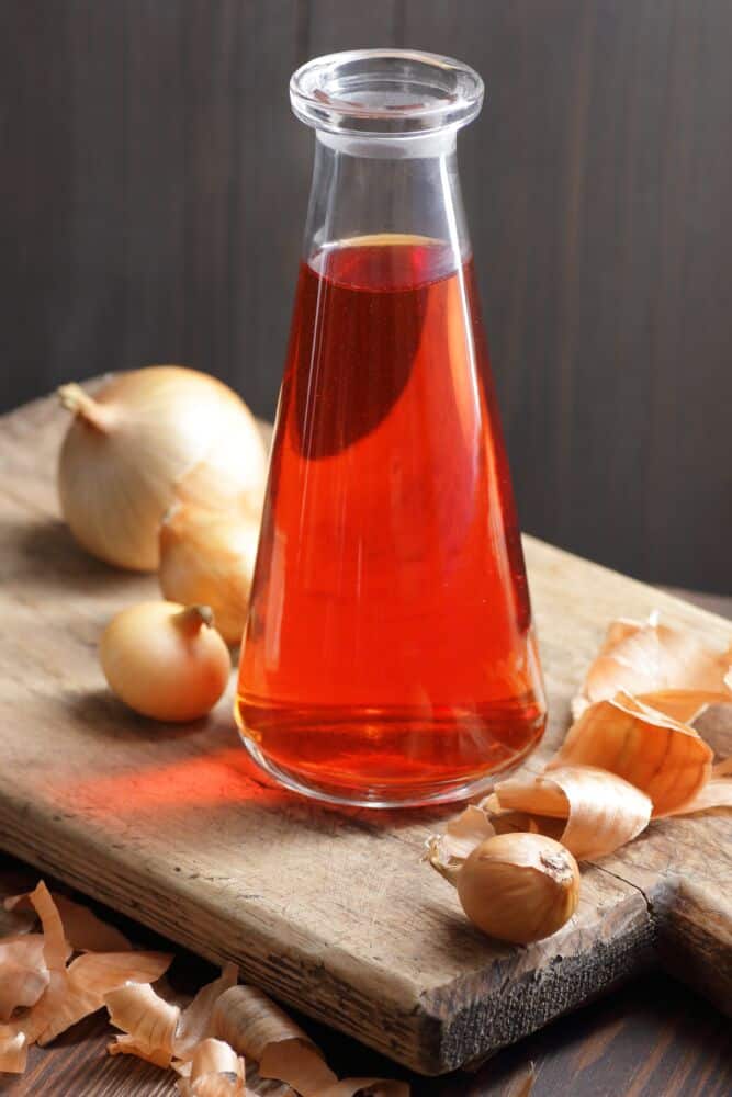 Gintarinės spalvos nuoviras stiklainyje – svogūnų lukštai trąšoms / Shutterstock