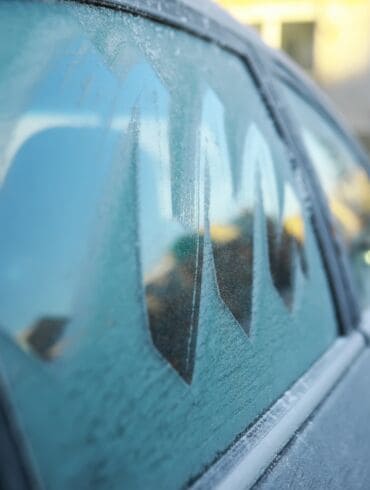 Automobilio ledas ant stiklo / Shutterstock