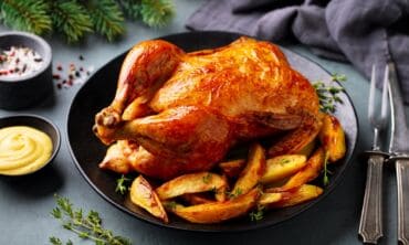 Orkaitėje keptas viščiukas su traškia odele ir daržovėmis