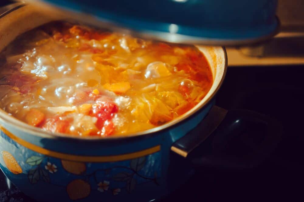 Raugintų kopūstų ir žirnių sriuba / Shutterstock
