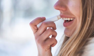 Sausos lūpos: kaip prižiūrėti ir kodėl balzamas gali kenkti