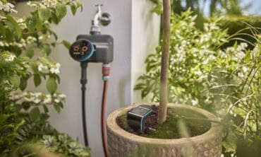 *GARDENA smart dirvožemio drėgmės jutiklis matuoja dirvos drėgmę ir atšaukia nereikalingus laistymo grafikus. Reikalingas pakankamas interneto ryšys ir GARDENA smart programėlė.