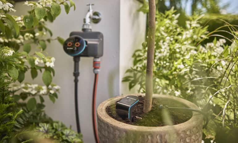 *GARDENA smart dirvožemio drėgmės jutiklis matuoja dirvos drėgmę ir atšaukia nereikalingus laistymo grafikus. Reikalingas pakankamas interneto ryšys ir GARDENA smart programėlė.