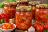 Pomidorų mišrainė žiemai su paprika ir svogūnais
