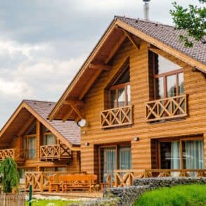 Rąstinių namų statyba / Shutterstock