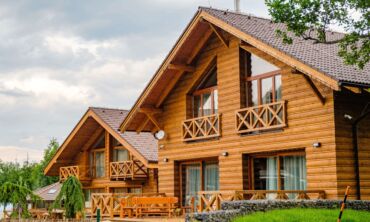 Rąstinių namų statyba / Shutterstock