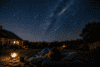 Žmogus gulėdamas kieme stebi Perseidų meteorų lietų vasaros naktį