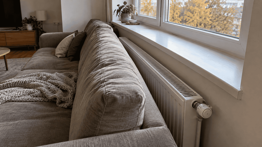 Sofa prie radiatoriaus / manonamai.lt